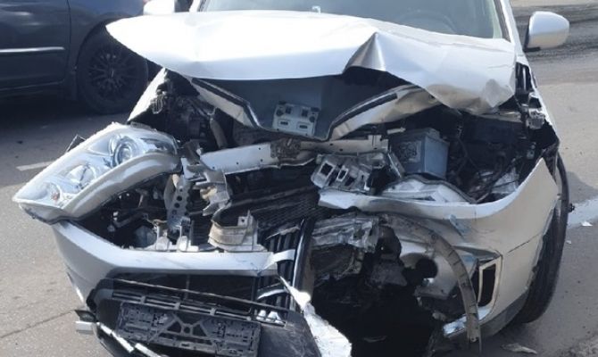 В Новомосковске столкнулись два легковых автомобиля