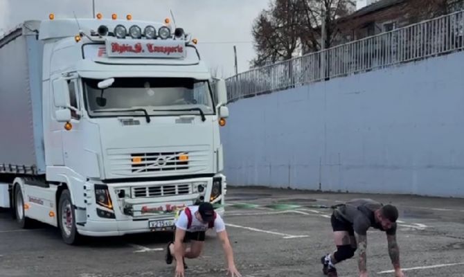 ​​​​​​​Силачи из Новомосковска протащили грузовую фуру на 150 метров