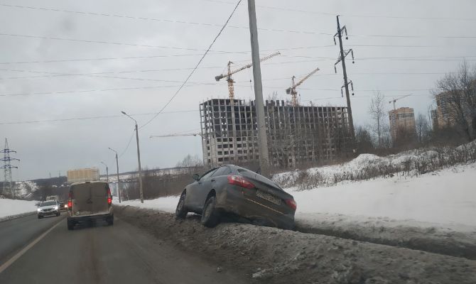 На Калужском шоссе в Туле автомобиль улетел в кювет
