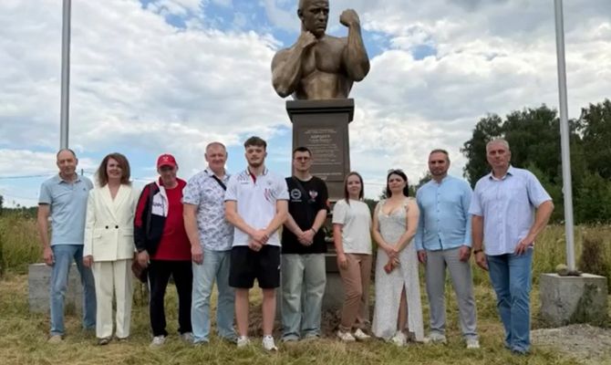 В деревне Федора Конюхова под Тулой установили бюсты двум спортсменам