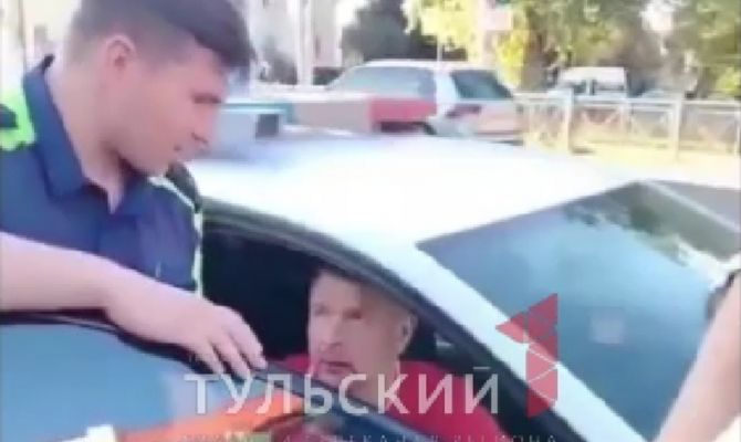 "Я - бог! Везите меня в "Респект": участник массового ДТП в Туле устроил перепалку с полицейскими