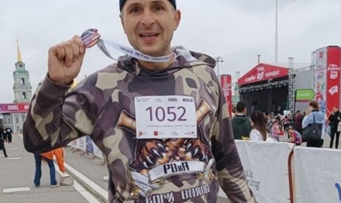 Ветеран СВО с протезом пробежал полумарафон «Оружейная столица» в Туле