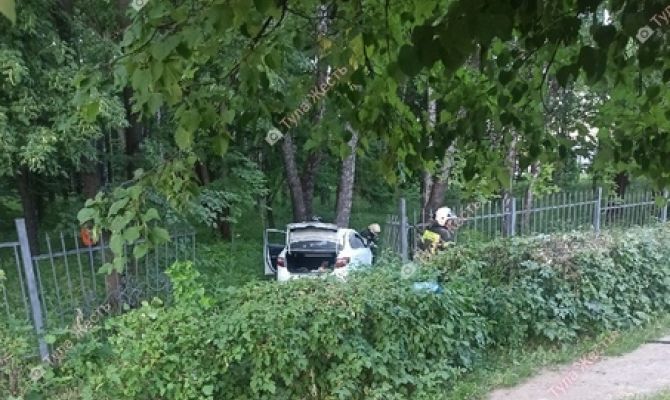 В Туле иномарка влетела в забор Пролетарского парка