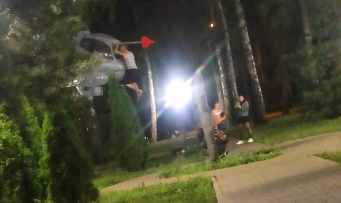 Жителей Новомосковска возмутили «спортивные упражнения» хулиганов в Парке Памяти и Славы