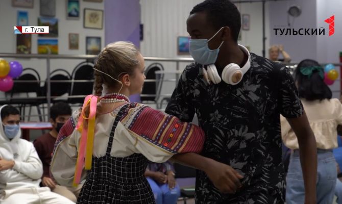 Водили хороводы и играли в ладушки: в Молодежном центре отметили приход весны вместе с иностранцами 