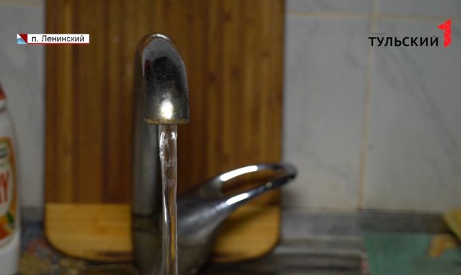 Жители поселка Ленинский 2 года пытались узнать, почему из крана в их домах еле течет вода