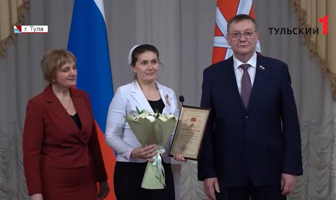 «Материнская слава»: накануне праздника в Тульской области наградили многодетных родителей