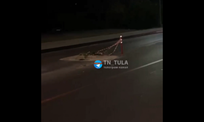 На улице Рязанской в Туле несколько машин угодили в открытый люк