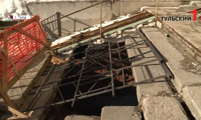 Провал на 2,5 метра на крыльце 9-этажки в Туле: Следственный Комитет возбудил уголовное дело