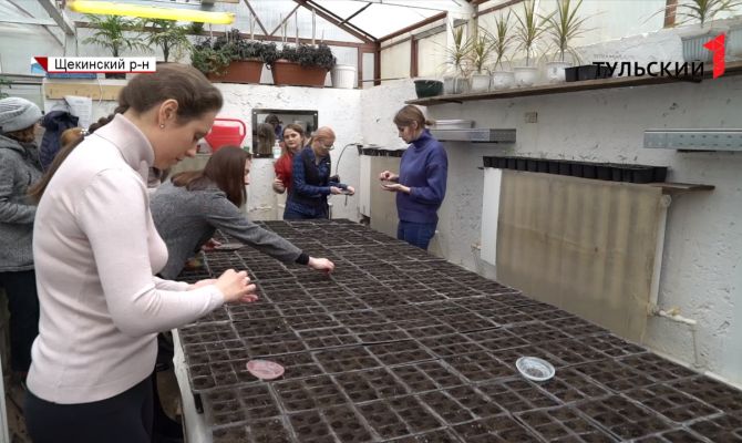 Депутаты областной Думы посадили цветы в Ясной Поляне