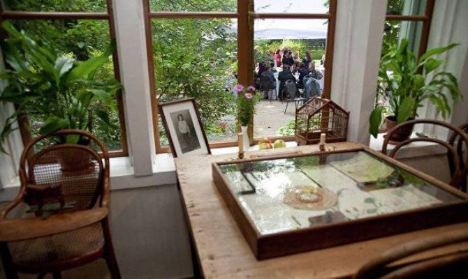 "Почему я убил свою жену" и спекталь-прогулка: что покажут сегодня в Ясной Поляне