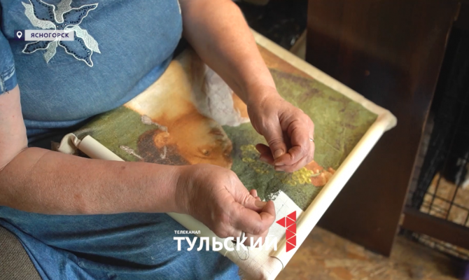 В Ясногорске пенсионерка вышивает картины для подключения газа