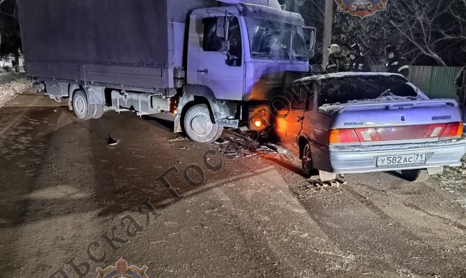В Белеве пьяная женщина за рулем ВАЗ врезалась в грузовик