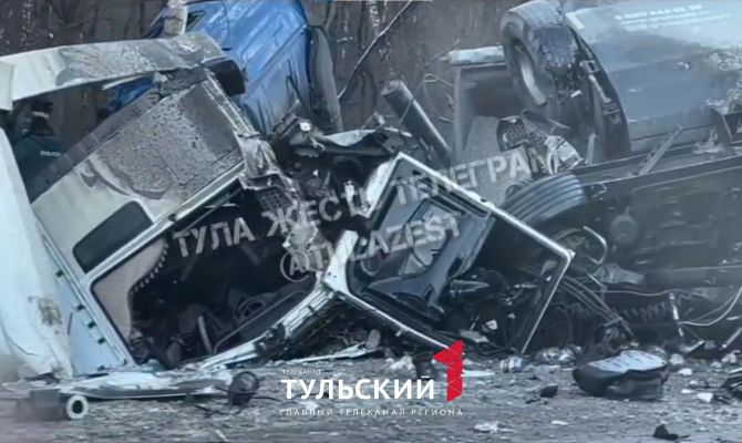 Два грузовика столкнулись и вылетели с дороги на трассе М-2 "Крым" в Чернском районе