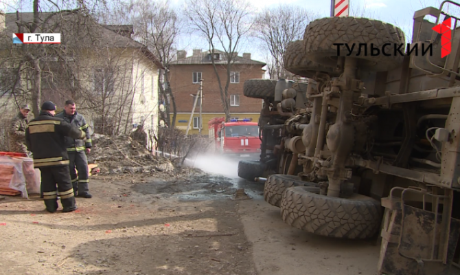 В Туле строительный кран повредил балкон жилого дома