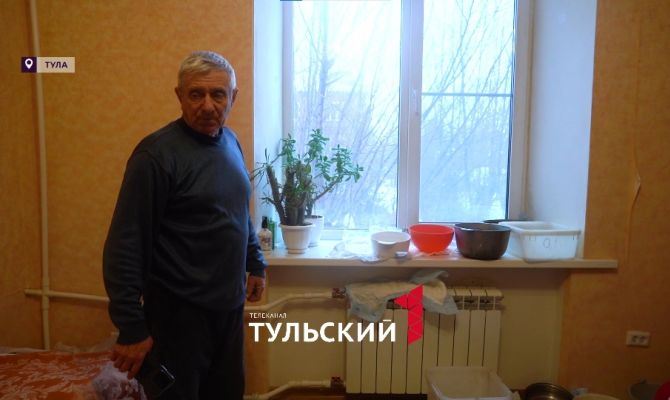 В квартире пенсионера в Туле уже две недели идет дождь