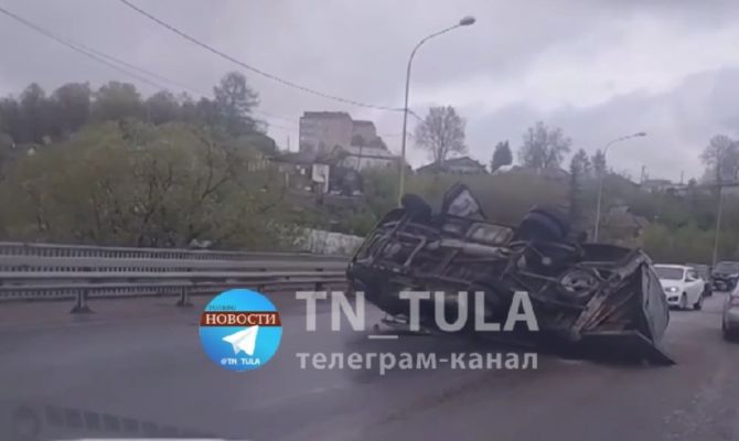 На мосту через Оку в Алексине перевернулась "Газель"