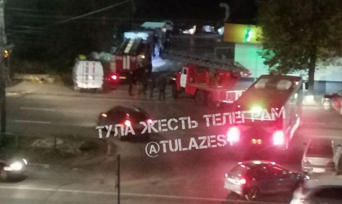 В Туле мужчина упал на крышу магазина с многоэтажки по улице Ложевой 