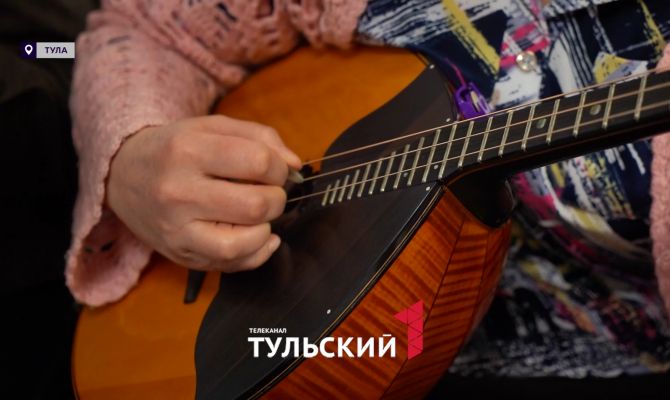 В Тульской филармонии исполнили хиты Цоя и "Нирваны" на электробалалайке