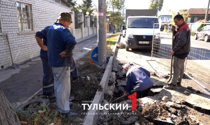 На улице Демидовской в Туле посреди дороги забил фонтан