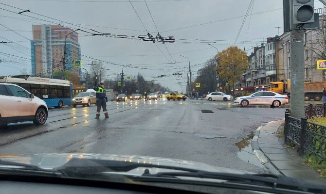 На перекрестке проспекта Ленина и улицы 9 Мая в Туле не работает светофор