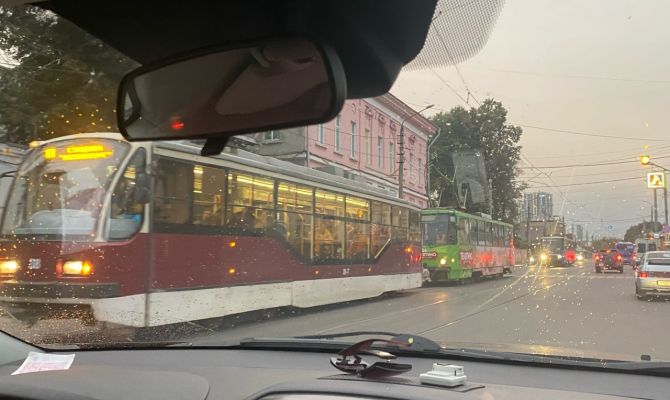 В Туле две легковушки столкнулись на трамвайных путях