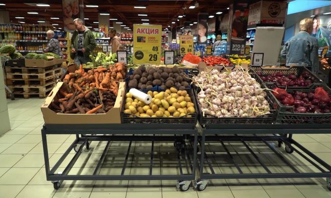 Подгнившие фрукты и овощи с плесенью: как тулякам убрать просрочку с полок магазинов