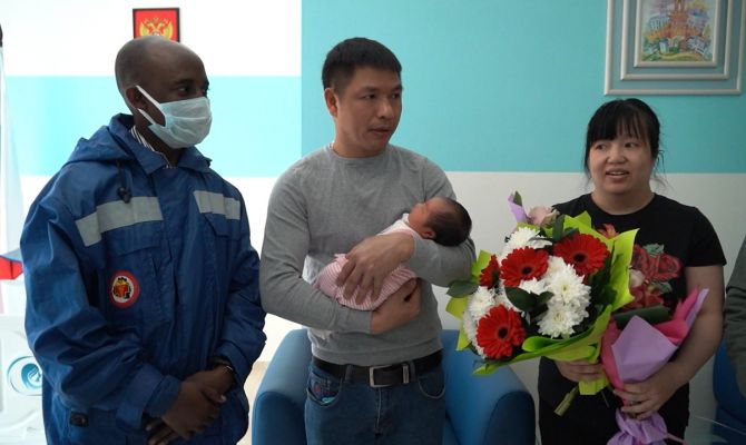 В Туле интернациональная бригада скорой помощи приняла у иностранки экстренные роды в машине