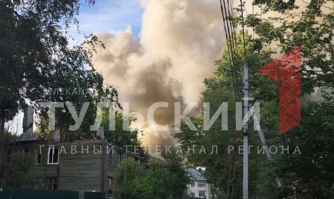 В Туле на улице Мезенцева горит заброшенное здание