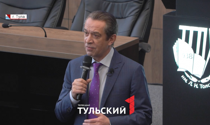 Владимир Машков научил будущих учителей в Туле вести урок как спектакль