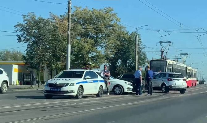 На Пролетарском мосту в Туле из-за ДТП встали трамваи