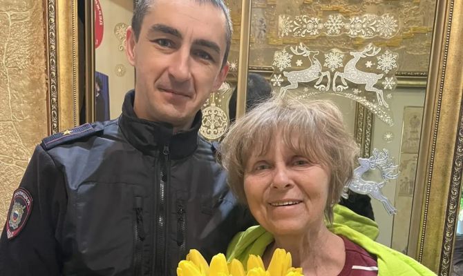 Полицейские в Туле поздравили с 8 Марта вдову погибшего коллеги