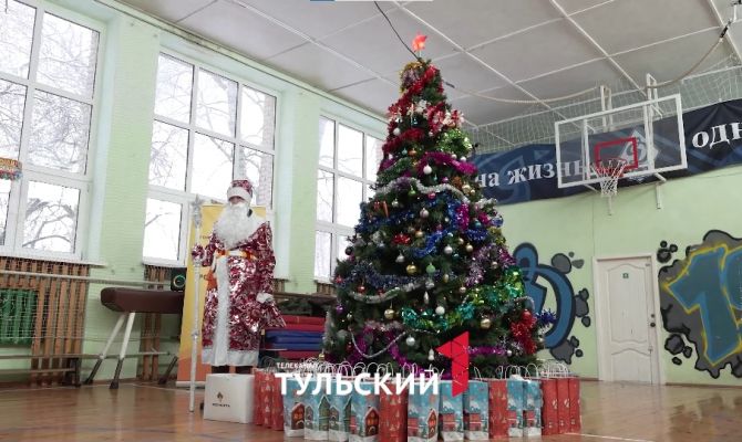 Футбольный Дед Мороз поздравил юных болельщиков "Арсенала" с Новым годом