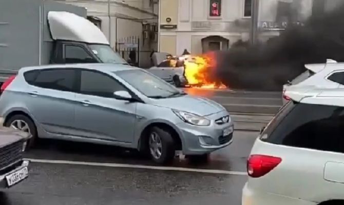 На улице Советской в центре Тулы загорелась машина