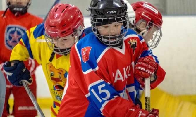 Юные хоккеисты из АКМ сыграли с дворовыми командами в Туле