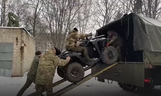 Тульским десантникам в зону СВО передали квадроцикл и болотоход