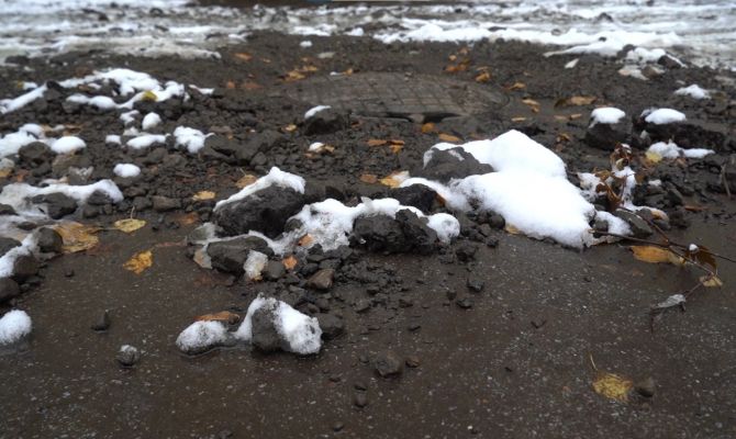 "Привезли целый "Камаз" грязи": в Туле управляющая компания забросала двор кусками асфальта