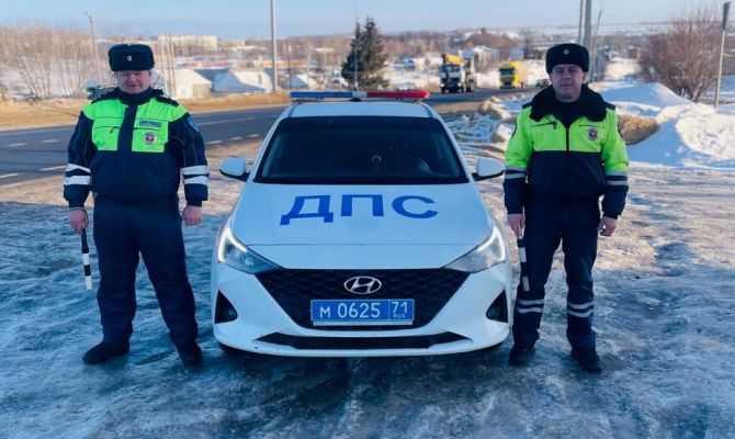 Разрядился аккумулятор: сотрудники ДПС помогли водителю грузовика в Тульской области