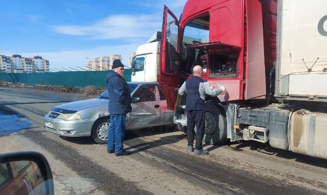 На Калужском шоссе в Туле образовалась пробка из-за ДТП с легковушкой и фурой