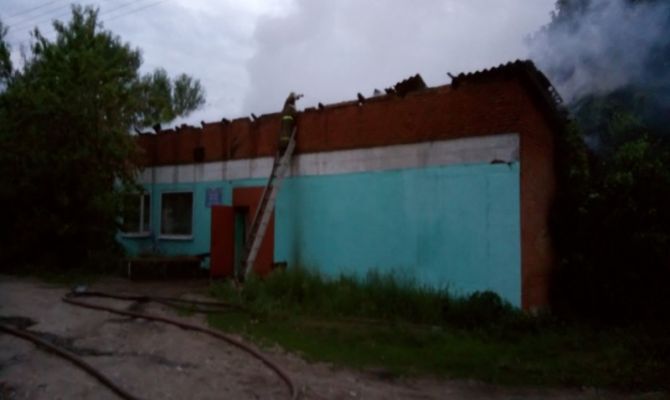 В куркинском поселке Грибоедово горело кирпичное здание