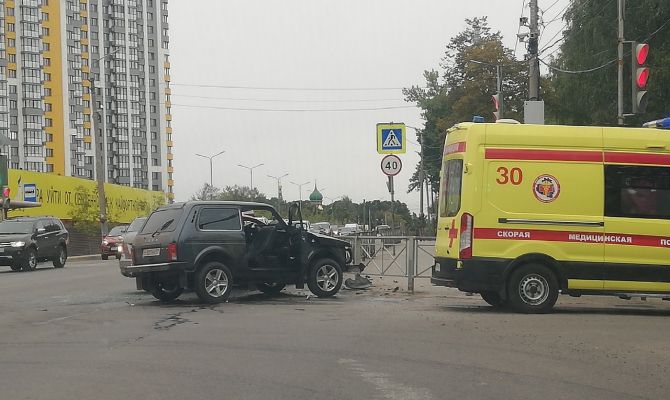В Туле на улице Оборонной столкнулись машина каршеринга и LADA Niva