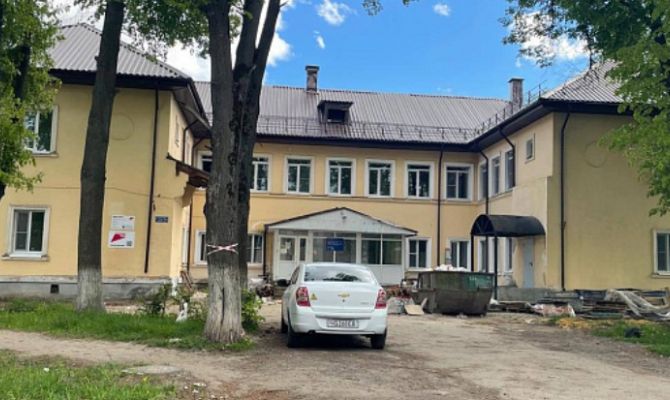 В Узловой продолжается ремонт детской поликлиники