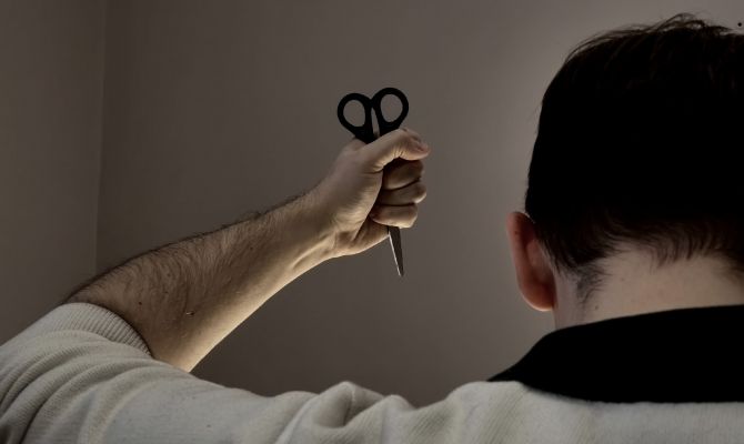 В Туле маргинал с ножницами отобрал смартфон у подростка