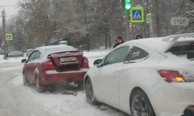 На улице Фрунзе в Туле столкнулись две иномарки