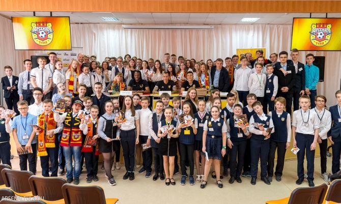 Футболисты «Арсенала» провели мастер-класс в одной из тульских школ