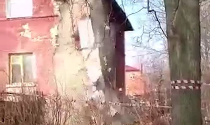 «О, шкаф стоит»: момент обрушения стены жилого дома в Киреевске попал на видео