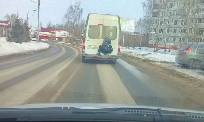 В Щекине заметили, как школьник катался на бамперах маршруток
