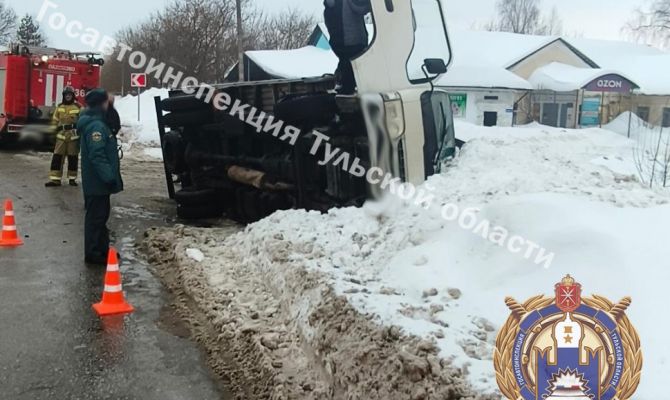 Под Тулой «Газель» съехала в кювет и опрокинулась: пострадали дети