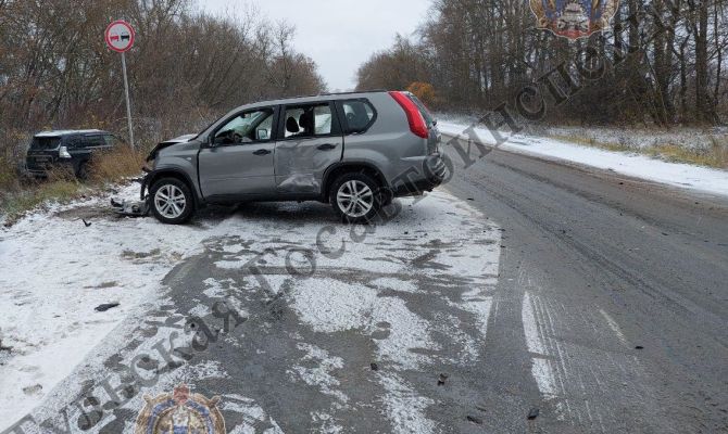 В Тульской области Nissan X-Trail не уступил дорогу Toyota Land Cruiser