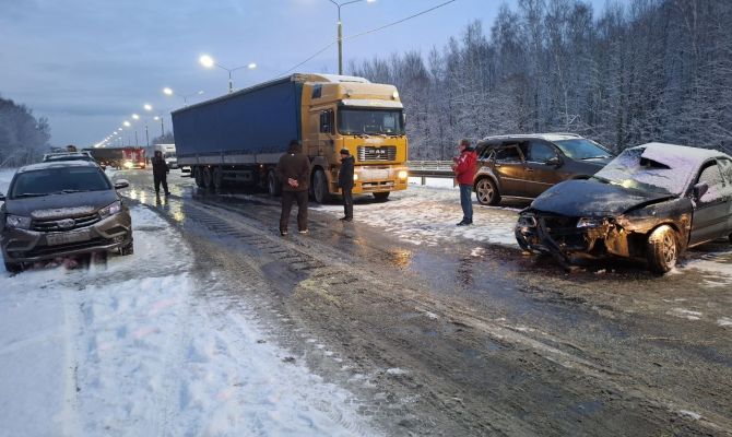 В Заокском районе 43-летняя женщина выехала на «встречку» и столкнулась с грузовиком